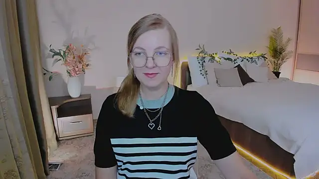 Snapshot of YourUniverser chatting on September 14, 2025, 11:10 am YourUniverser online show from September 14, 2025, 11:10 am