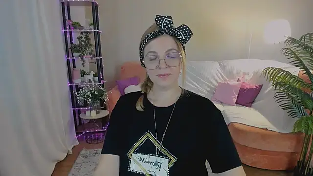 Snapshot of YourUniverser chatting on September 8, 2025, 3:22 pm YourUniverser online show from September 8, 2025, 3:22 pm