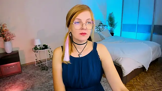 Snapshot of YourUniverser chatting on September 10, 2025, 4:33 am YourUniverser online show from September 10, 2025, 4:33 am