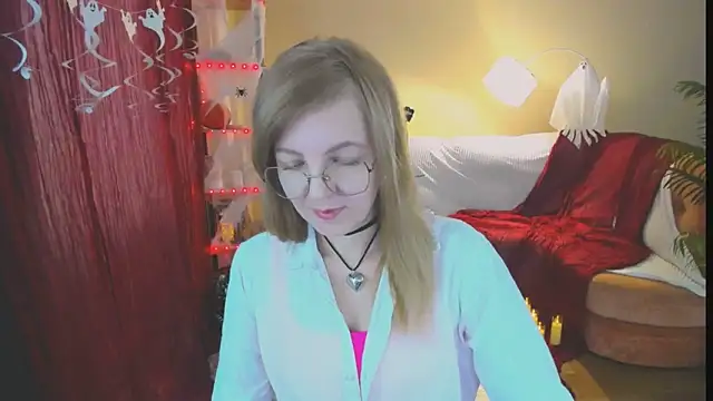 Snapshot of YourUniverser chatting on October 24, 2025, 10:25 am YourUniverser online show from October 24, 2025, 10:25 am