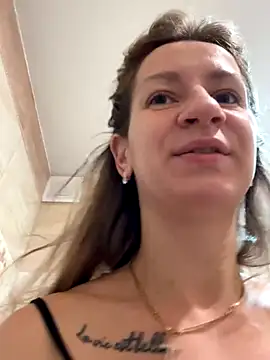 Snapshot of EvvaMur chatting on October 22, 2025, 12:32 am EvvaMur online show from October 22, 2025, 12:32 am