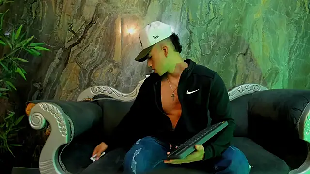 Snapshot of Draven_Marceaux chatting on September 19, 2025, 1:31 am Draven Marceaux online show from September 19, 2025, 1:31 am