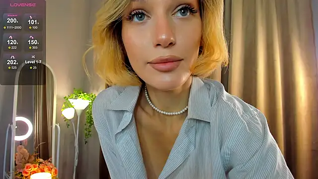 Snapshot of Ice_Strawberry chatting on September 18, 2025, 2:14 am Ice Strawberry online show from September 18, 2025, 2:14 am