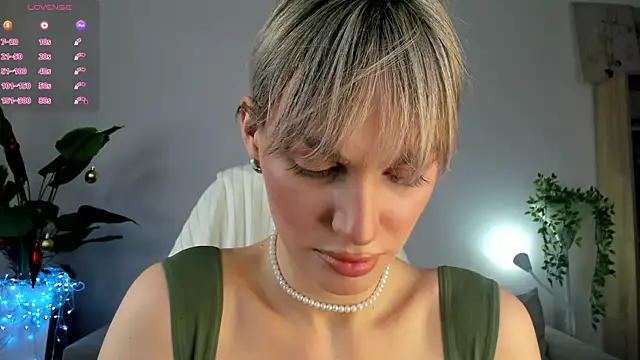 Ice Strawberry online show from December 20, 2025, 2:14 am