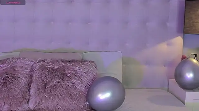 Snapshot of KellyRooss chatting on September 25, 2025, 12:00 pm KellyRooss online show from September 25, 2025, 12:00 pm