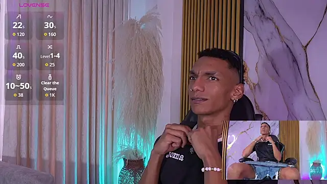 JulienSaint online show from December 15, 2025, 4:57 pm