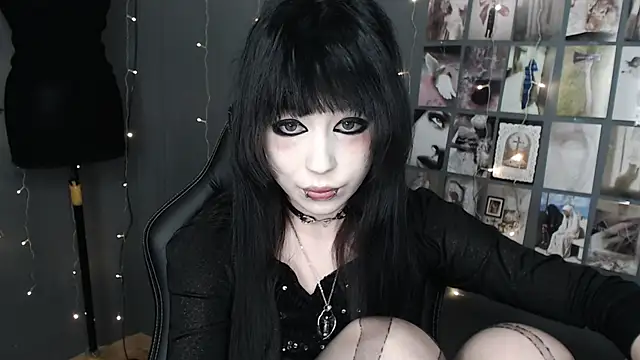  LUCY LAVE online show from April 17, 2026, 11:51 pm