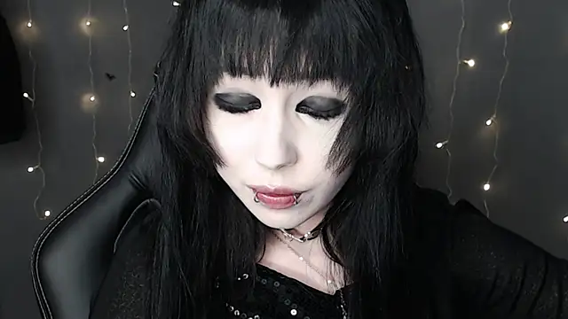  LUCY LAVE online show from April 16, 2026, 9:37 pm