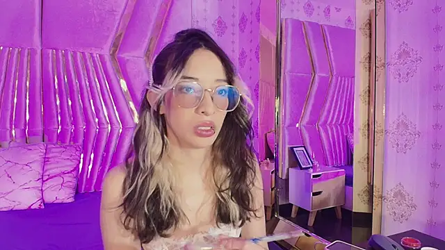 Emilia Bons online show from October 27, 2025, 2:07 pm