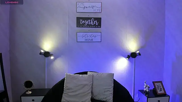 Emilia Bons online show from October 6, 2025, 2:07 pm