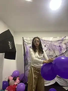 Emilia Bons online show from October 8, 2025, 1:40 am