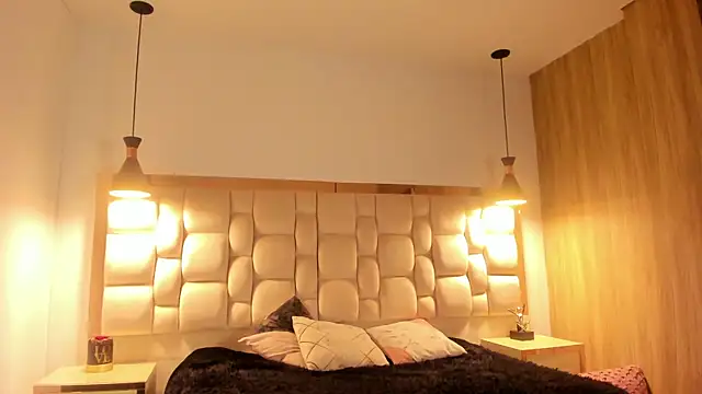 Emilia Bons online show from October 7, 2025, 1:23 pm