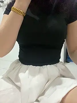 Snapshot of Beiiu_18 chatting on October 11, 2025, 8:43 pm Beiiu 18 online show from October 11, 2025, 8:43 pm