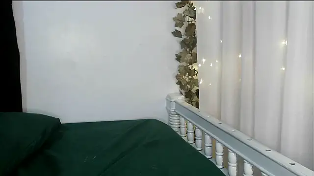 Snapshot of angelainparis28 chatting on September 27, 2025, 6:30 am angelainparis28 online show from September 27, 2025, 6:30 am