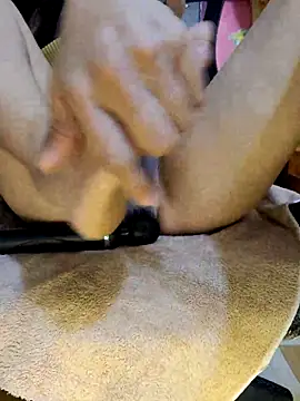 Snapshot of Bee_sweet chatting on October 19, 2025, 8:50 am Bee sweet online show from October 19, 2025, 8:50 am