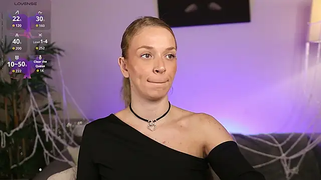 NovaHollisx online show from October 22, 2025, 8:36 am