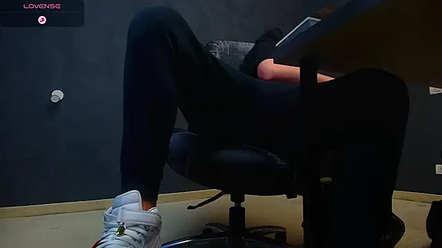 EnzoRace online show from October 7, 2025, 4:46 am