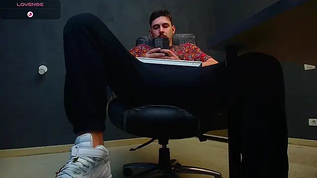 EnzoRace online show from October 23, 2025, 4:55 am