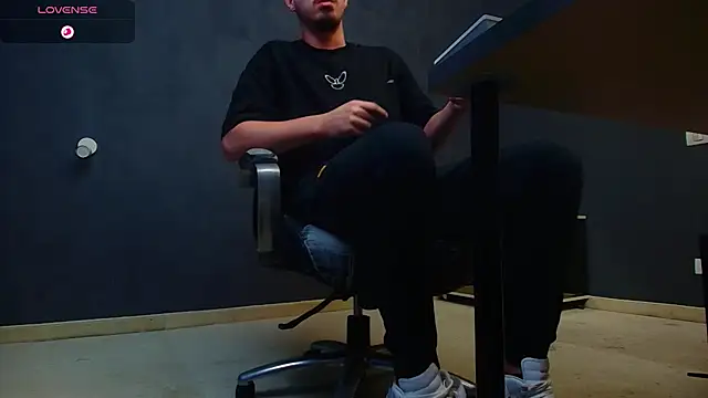 EnzoRace online show from October 11, 2025, 5:19 am