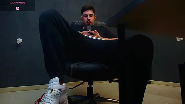 EnzoRace online show from October 12, 2025, 4:58 am