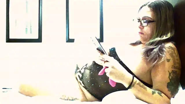 Snapshot of SparklesB1tch chatting on October 13, 2025, 5:25 pm SparklesB1tch online show from October 13, 2025, 5:25 pm