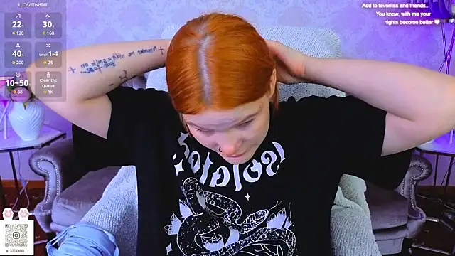 Snapshot of Clumsy_Nana chatting on October 9, 2025, 6:41 pm Clumsy Nana online show from October 9, 2025, 6:41 pm