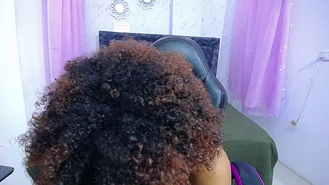 mia  thomson  online show from October 5, 2025, 12:51 pm