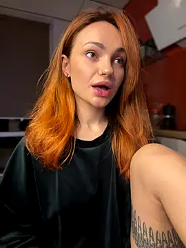 Snapshot of SaraLow chatting on October 24, 2025, 1:04 am SaraLow online show from October 24, 2025, 1:04 am