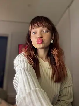 SaraLow online show from November 23, 2025, 11:59 pm