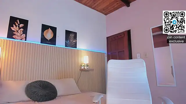 Snapshot of Sirenita_petitexoxo chatting on October 8, 2025, 12:28 pm Sirenita petitexoxo online show from October 8, 2025, 12:28 pm