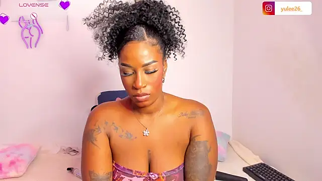 Snapshot of Brandy_brown_ chatting on October 19, 2025, 12:02 am Brandy brown  online show from October 19, 2025, 12:02 am