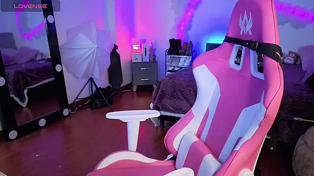 larah uwu online show from November 22, 2025, 7:35 pm