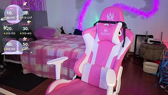 larah uwu online show from April 17, 2026, 6:33 pm