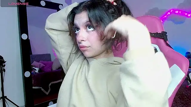 larah uwu online show from October 23, 2025, 8:18 pm