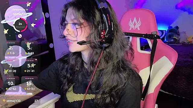 larah uwu online show from November 8, 2025, 8:12 pm