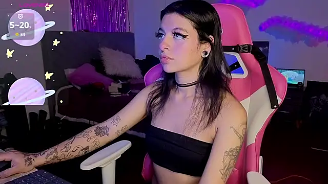 larah uwu online show from April 7, 2026, 10:11 pm