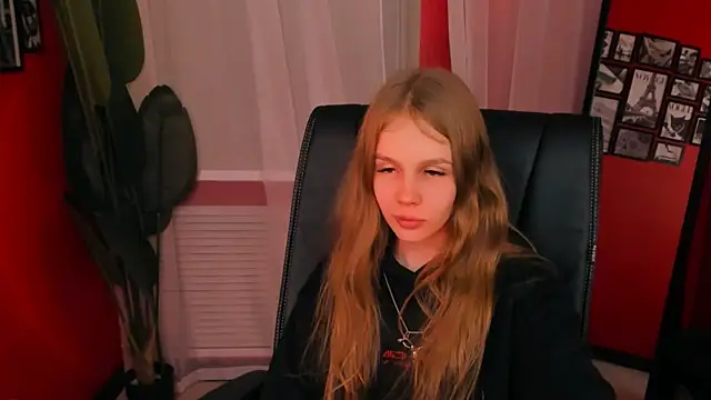 Snapshot of Selen_hells_weet chatting on September 20, 2025, 6:13 pm Selen hells weet online show from September 20, 2025, 6:13 pm