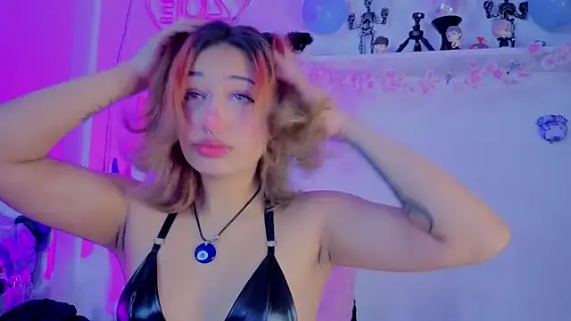 zoelight18 online show from December 5, 2025, 7:34 pm