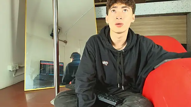 Snapshot of _DantFox_ chatting on September 30, 2025, 8:26 pm  DantFox  online show from September 30, 2025, 8:26 pm