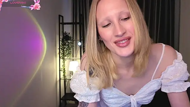 Snapshot of BiancaHelo chatting on October 18, 2025, 2:41 pm BiancaHelo online show from October 18, 2025, 2:41 pm