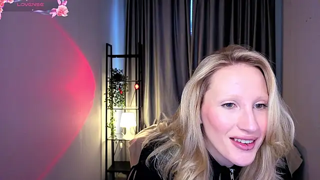 Snapshot of BiancaHelo chatting on October 21, 2025, 1:43 pm BiancaHelo online show from October 21, 2025, 1:43 pm