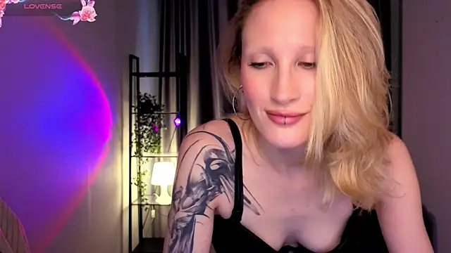 Snapshot of BiancaHelo chatting on October 22, 2025, 1:54 pm BiancaHelo online show from October 22, 2025, 1:54 pm