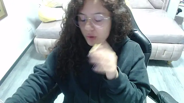 Velvet Moon V online show from November 4, 2025, 1:37 pm