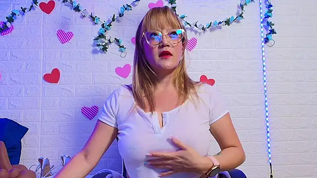 naomi diamond  online show from September 18, 2025, 10:40 am