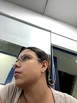 Snapshot of LICEET chatting on October 6, 2025, 11:49 pm LICEET online show from October 6, 2025, 11:49 pm