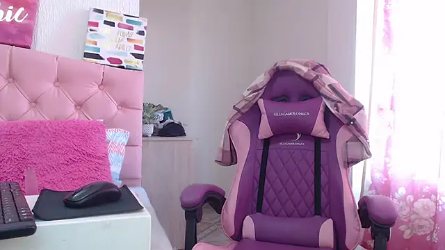 Snapshot of Charlote_lowen chatting on October 15, 2025, 12:13 pm Charlote lowen online show from October 15, 2025, 12:13 pm