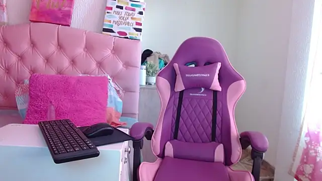 Snapshot of Charlote_lowen chatting on October 11, 2025, 12:50 pm Charlote lowen online show from October 11, 2025, 12:50 pm