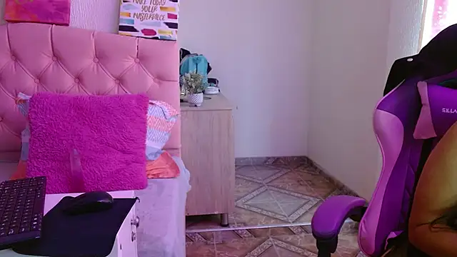 Snapshot of Charlote_lowen chatting on October 4, 2025, 12:39 pm Charlote lowen online show from October 4, 2025, 12:39 pm