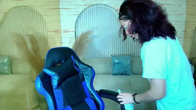 Snapshot of valentina_r_ chatting on October 19, 2025, 3:20 am valentina r  online show from October 19, 2025, 3:20 am