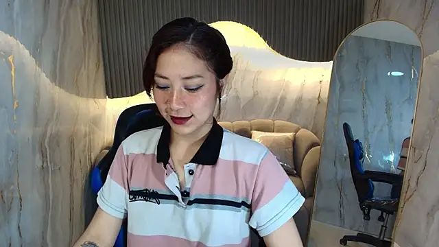 valentina r  online show from November 18, 2025, 3:21 am